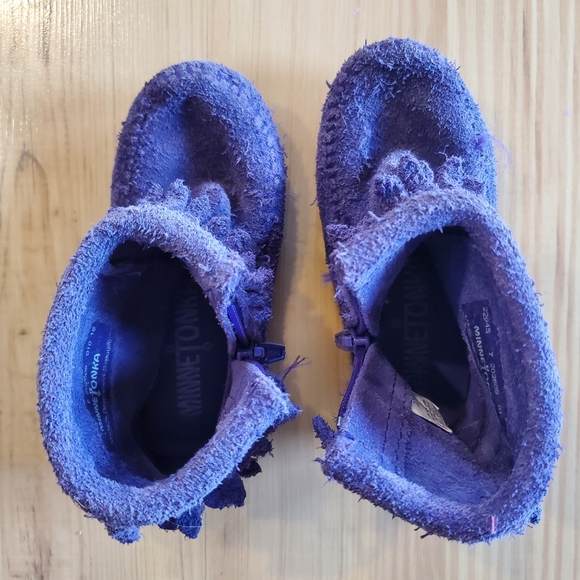 Minnetonka Girls Fringe Moccasin Boots - Picture 7 of 9